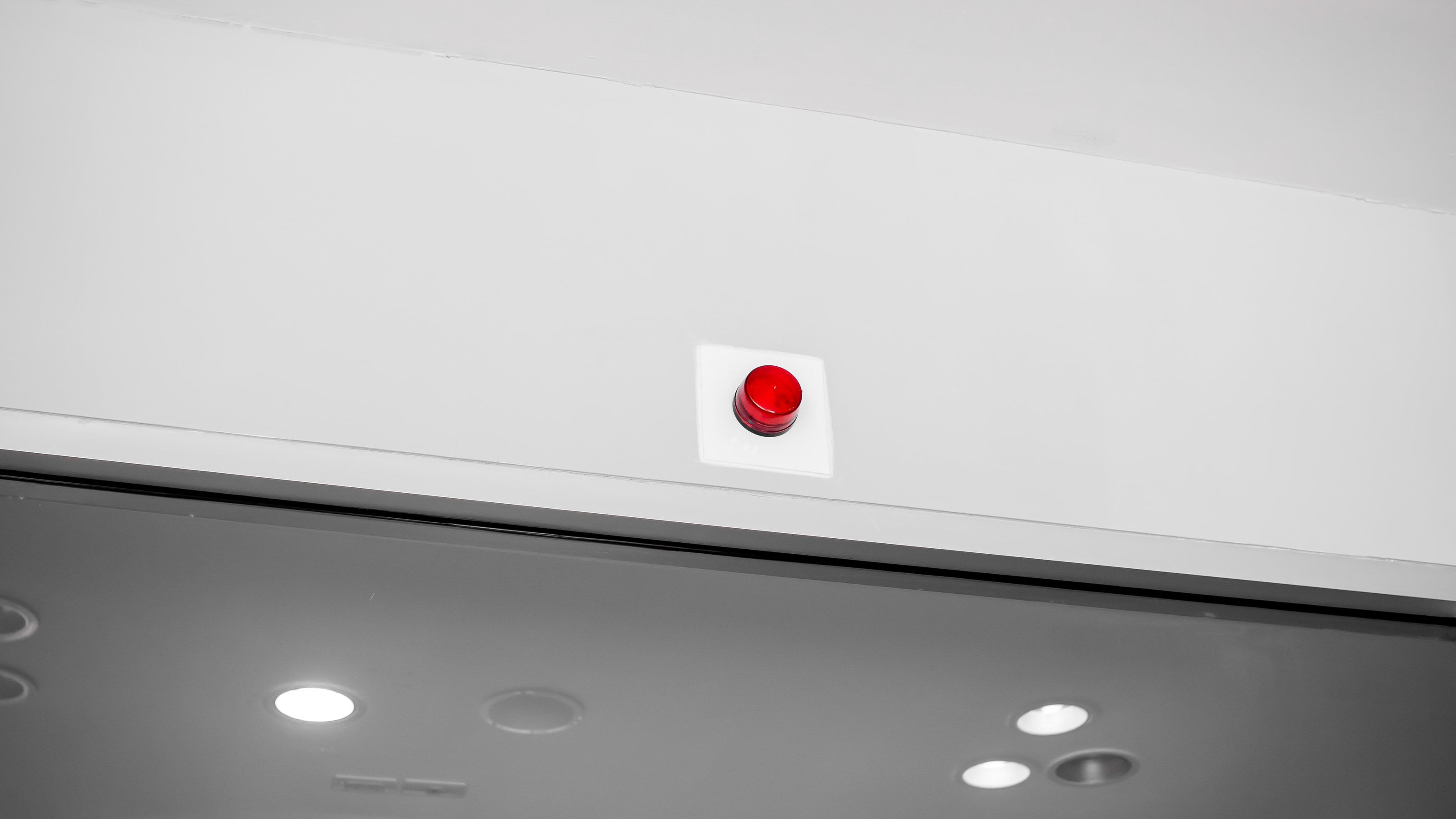 Sirena de alarma de emergencia en edificio terciario con plan de autoproteccion