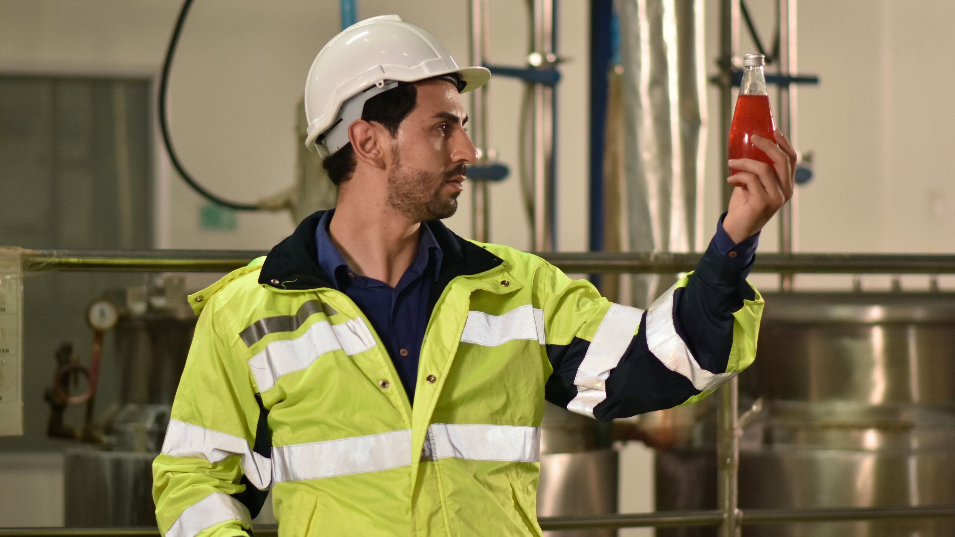 Técnico inspector revisando una instalación industrial de protección contra incendios con lista de comprobación conforme al RIPCI